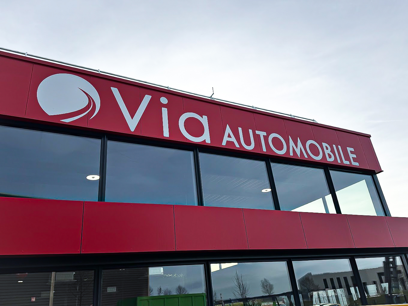 agence-pontarlier-concession-via-automobile-devanture.jpg